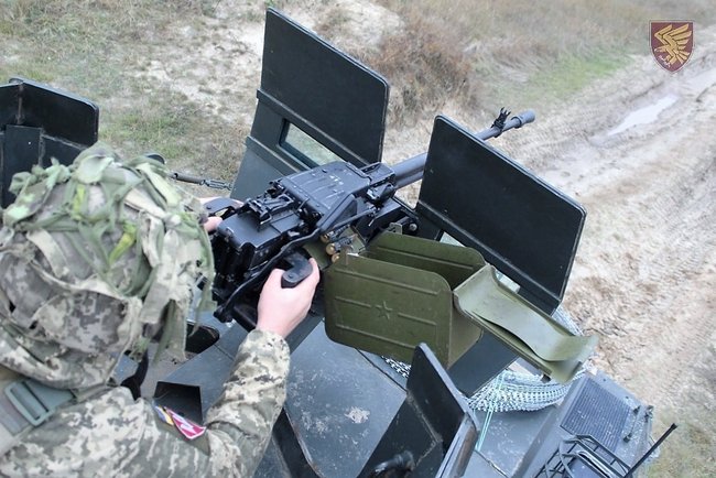 Десантники на Житомирщині провели бойові стрільби з великокаліберних кулеметів, встановлених на бронеавтомобілі, - командування ДШВ 01