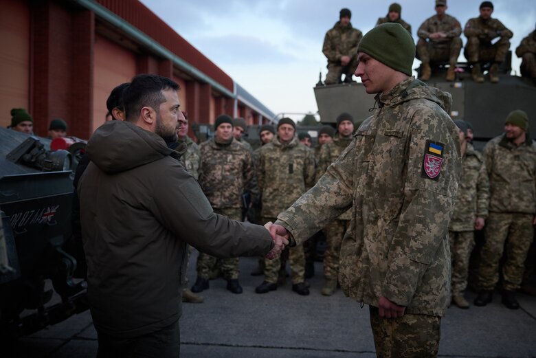 Zelenskyi and Sunak visit Ukrainian military training to drive Challenger 2 tanks 12