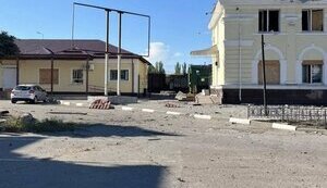 Россияне ударили с артиллерии по железнодорожному вокзалу Херсона: повреждены дома, автомобили и пассажирский локомотив. ФОТО (дополнено)