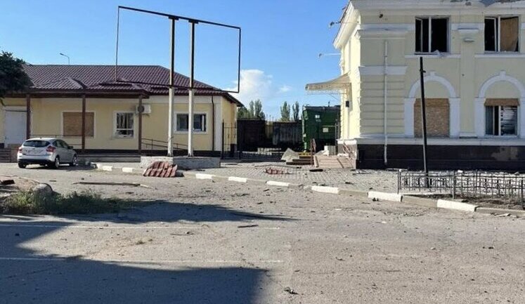 Россияне ударили с артиллерии по железнодорожному вокзалу Херсона: повреждены дома, автомобили и пассажирский локомотив. ФОТО (дополнено)