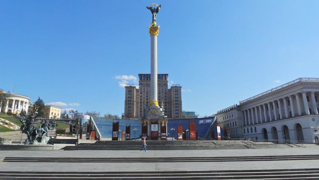 Сонячний і безлюдний: фото Києва на карантині 02