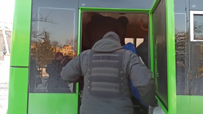 У Києві спробували провести акцію протесту проти насильства з боку правих екстремістів: мітингувальників затримала поліція за порушення локдауну 13