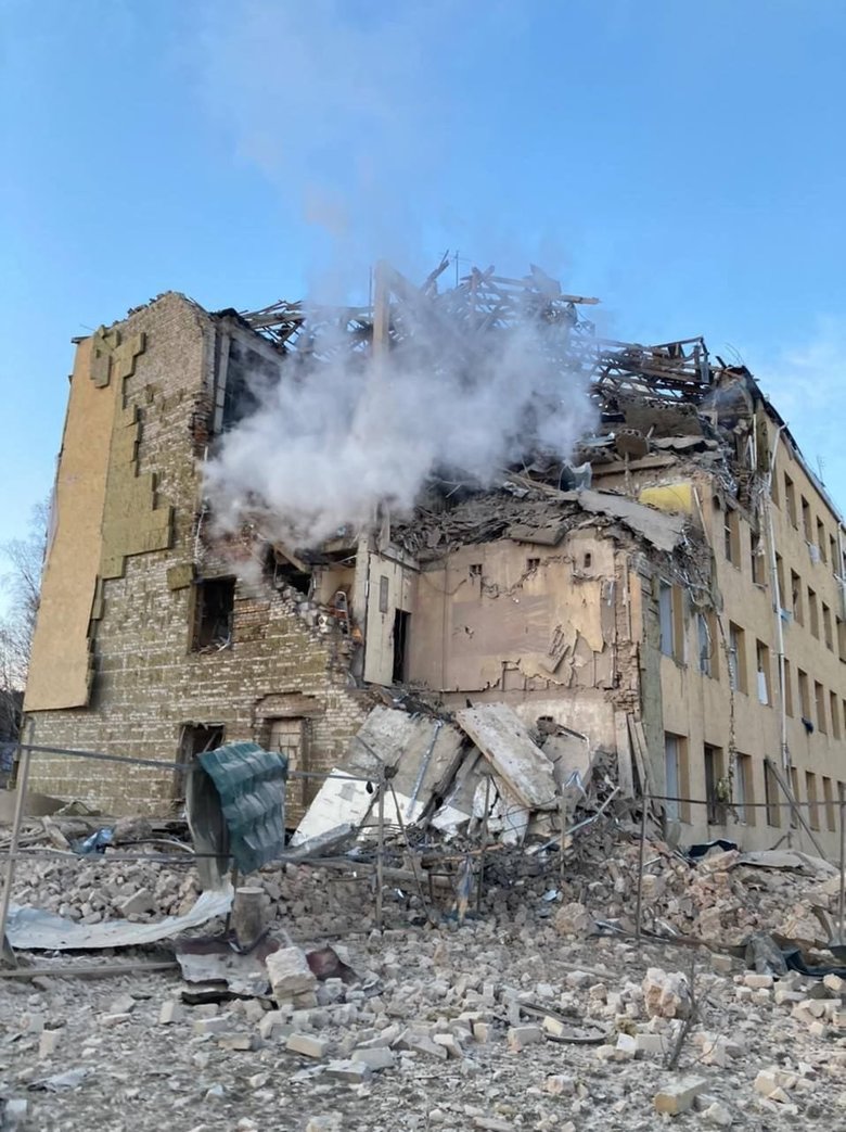 Російські окупанти обстріляли ракетами військову частину в Бердичеві 04