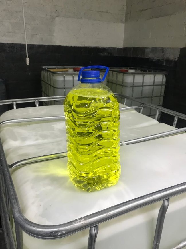 На Херсонщині податкова міліція ліквідувала нелегальне виробництво алкоголю, замасковане під виготовлення склоомивача 03