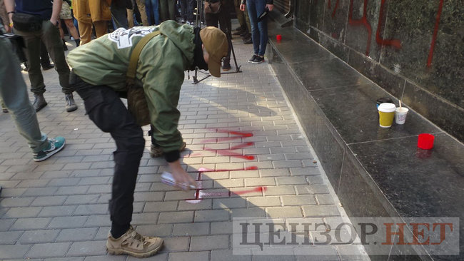 Під час мітингу під ГПУ проти екстрадиції в РФ Тумгоєва сталися сутички: мітингувальники бють вікна, їх у відповідь поливають водою зі шлангів 24