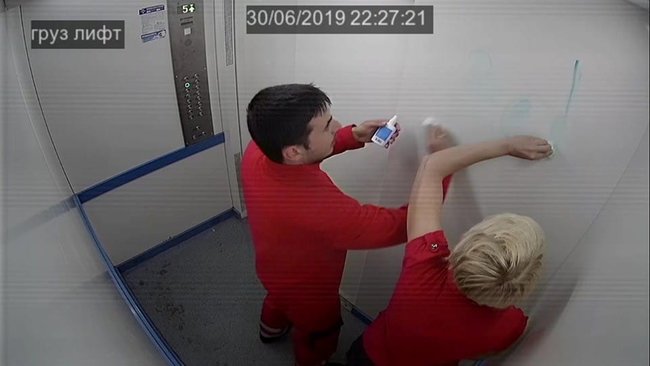 Зевандала-медика скорой, обрисовавшего лифт политрекламой Зеленского, заставили смыть надпись 01