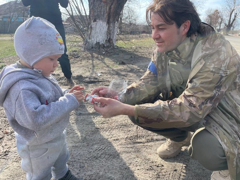 Над нами кружляли лелеки, а я зіщулилася, бо, здавалося, - це знову російські літаки прилетіли, - жителька Бородянки 15