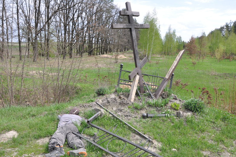 Покинутые позиции российских оккупантов в районе Гостомеля и Здвижовки под Киевом 70