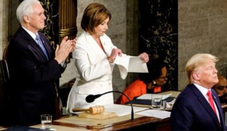Спікерка Палати представників США Пелосі розірвала текст промови Трампа після його виступу в Конгресі. ВІДЕО+ФОТО