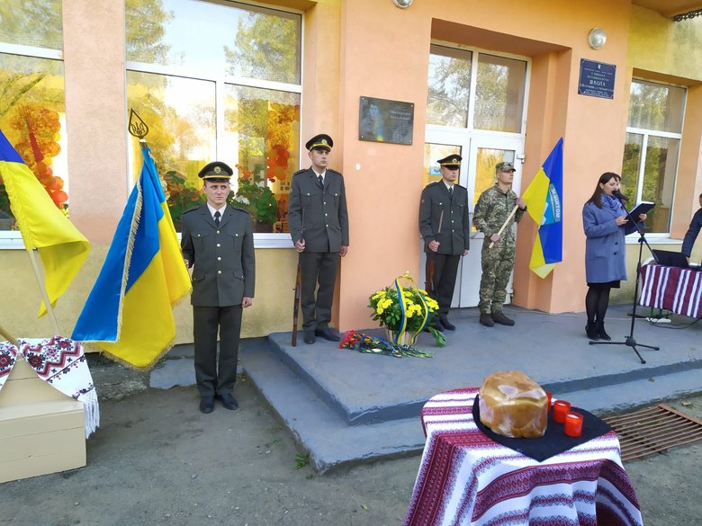 Меморіальну дошку загиблому воїну Василю Мочернюку встановили на Прикарпатті 01