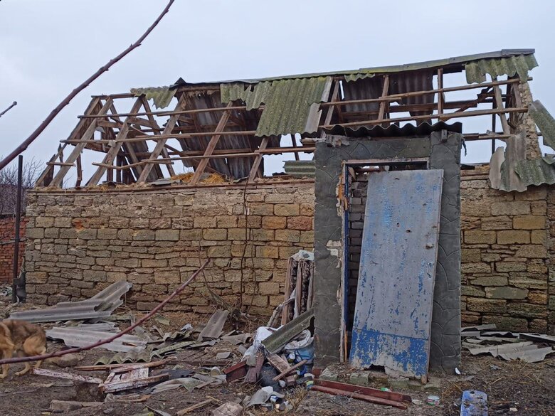 Наслідки обстрілу Шляхового на Херсонщині: Постраждала 69-річна жінка 05
