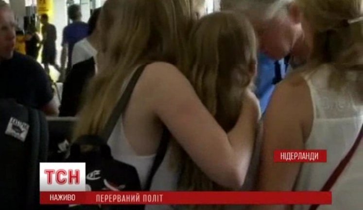 В Амстердаме шокированные родственники погибших и журналисты ждут списки, премьер страны прервал отпуск. ВИДЕО