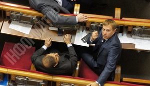 Нардеп Хомутиннік показав непристойний жест журналісту в залі засідань Ради. ФОТО