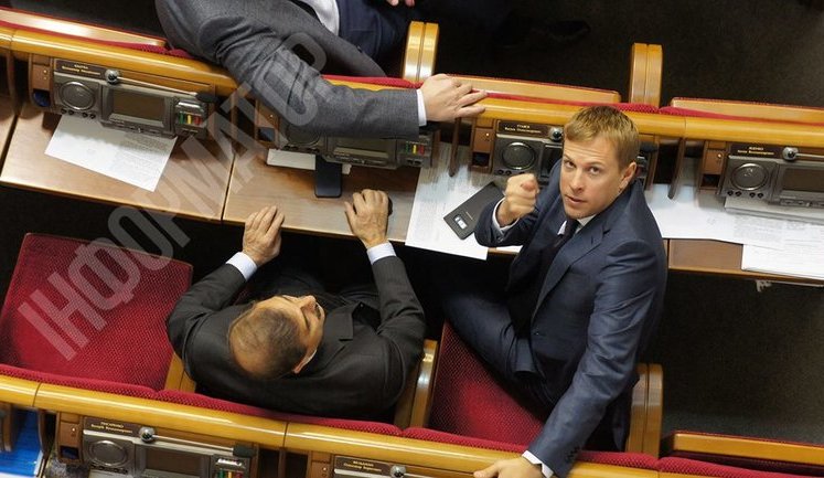 Нардеп Хомутиннік показав непристойний жест журналісту в залі засідань Ради. ФОТО