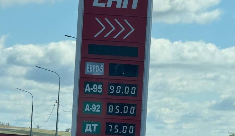 В Мариуполе - бензиновый коллапс, очереди на АЗС - на 2-3 часа. ФОТОрепортаж