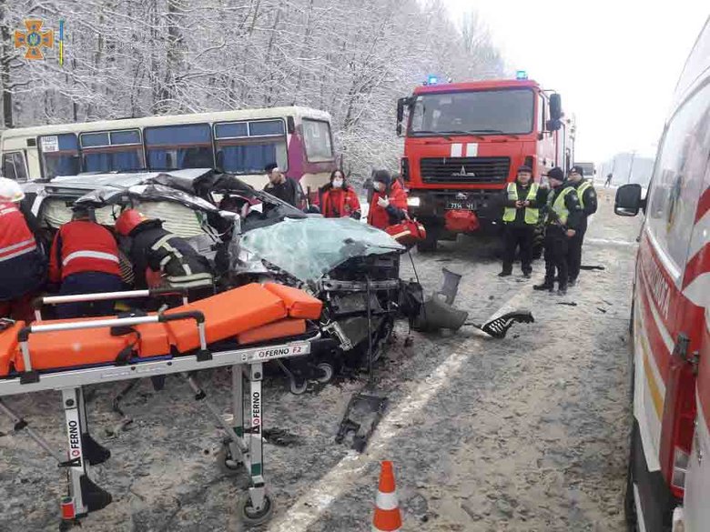 Рейсовый автобус попал в ДТП с легковушкой во Львовской области - травмировано 7 человек, - ГСЧС 02