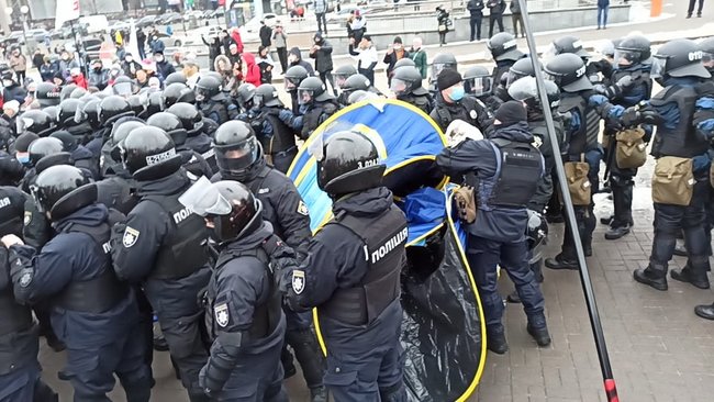 ФОПы попытались установить палатки на Майдане Незалежности: между митингующими и правоохранителями произошли стычки 60