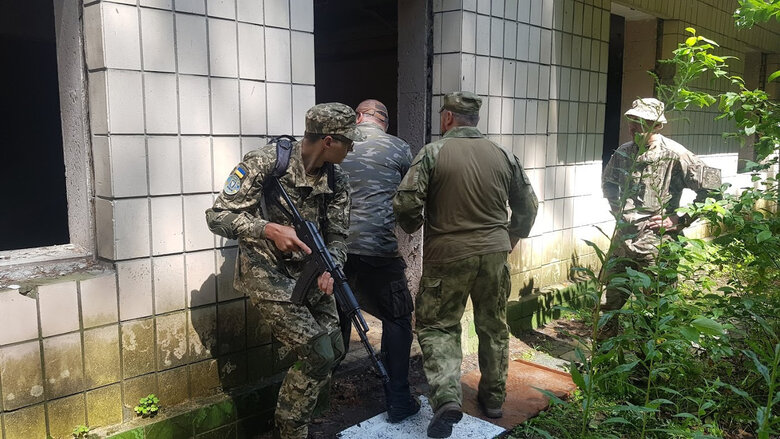 Сергій Огородник: Російські військові заговорювали зуби господарям, замикали їх на кухні для проведення бесіди, а решта в той час нишпорили по будинку й забирали цінні речі 03