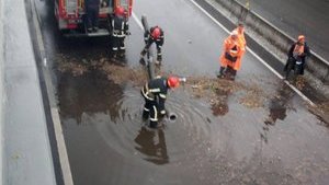 Последствия непогоды в Киеве ликвидируют более 320 коммунальщиков, метро работает в штатном режиме, - Кличко