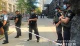 Полиция ведет переговоры с мужчиной, угрожающим взорвать гранату в Кабмине: в Киеве введена спецоперация. ФОТО