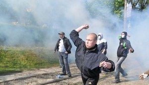 Стрельба и дымовые шашки во Львове: в "городе льва" - бои вокруг красных знамен и георгиевских ленточек (Обновлено). ФОТОрепортаж