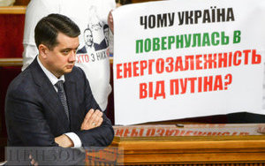 Послание Зеленского, пристальный взгляд и смех Разумкова, плакаты "ЕС" и нелестное пророчество Бурмича: работа Рады 1 декабря. ФОТОрепортаж