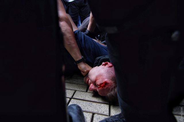 Трагедия в лагере Виктория: под зданием Одесской мэрии произошла серия потасовок, задержаны несколько активистов 06