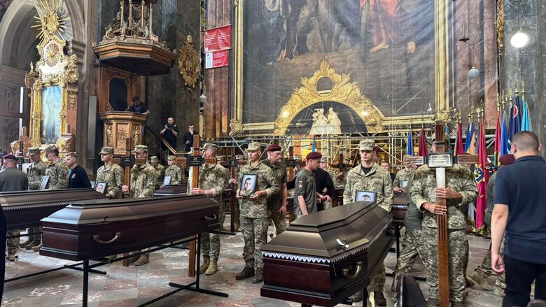 У Львові попрощалися з 12 військовими, загиблими в катастрофі літака Іл-76