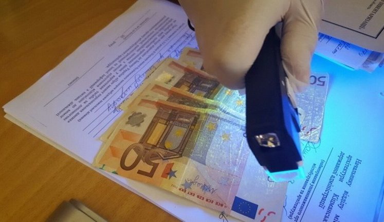Начальник бюро технічної інвентаризації затриманий на Буковині під час одержання 300 євро хабара. ФОТО