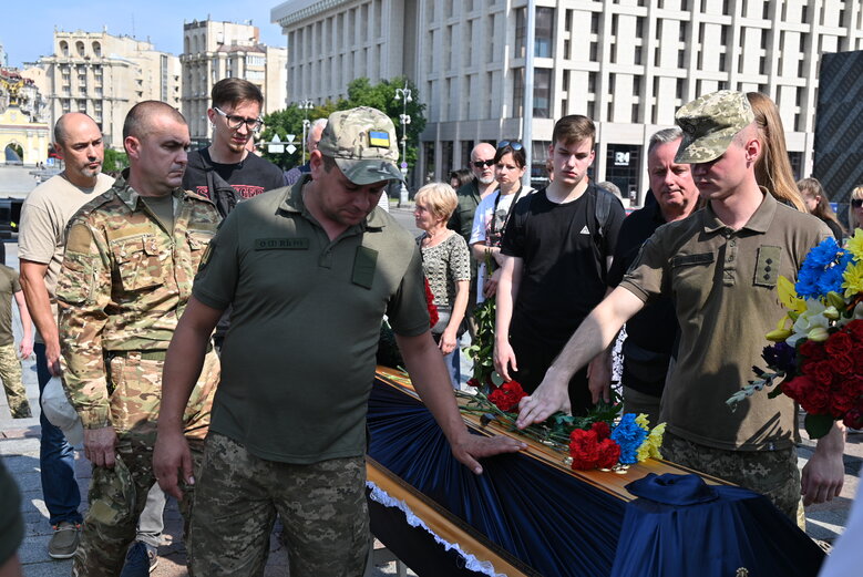 Із загиблим воїном, майданівцем Павлом Каленіченком попрощалися на Майдані Незалежності 26