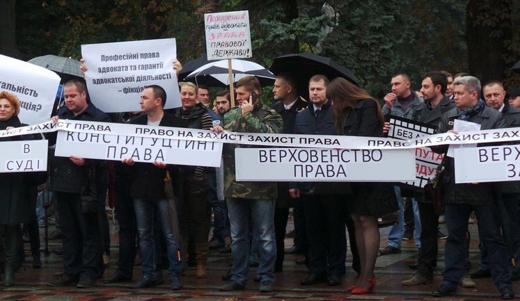 "Без адвокатів депутати сядуть", - юристы вышли под Раду на протест против нарушения своих прав. ВИДЕО+ФОТОрепортаж