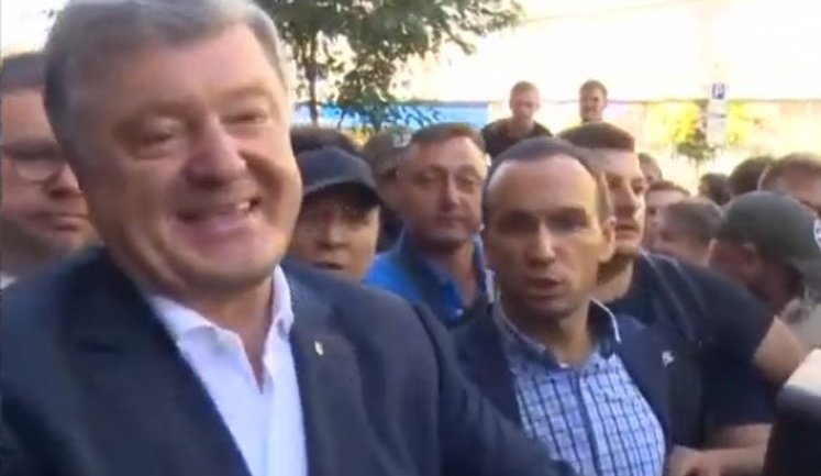 Poroshenko comes for interview at State Investigations Bureau