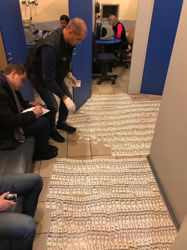 Задержаны советник гендиректора Дунайского пароходства и представитель товарной биржи, пытавшиеся за 250 тыс. долл. взятки продать по заниженной цене теплоход, - Луценко 03