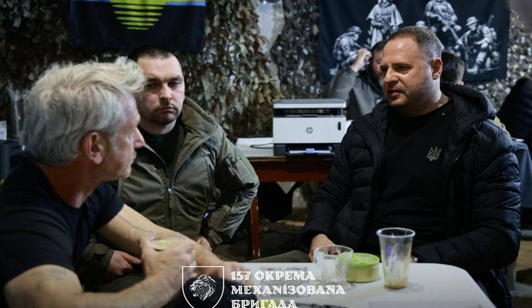 Єрмак приїхав на фронт не воювати, а сфотографуватись з Шоном Пенном. ФОТОрепортаж