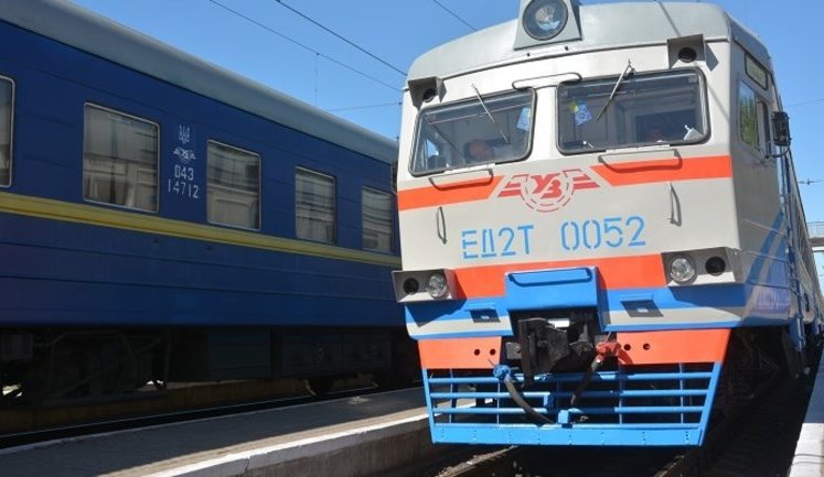 Приміські перевезення збиткові, половина пасажирів електричок не платить за проїзд, - Омелян