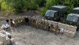 Порошенко передав нову партію дронів та техніки військовим на фронт.