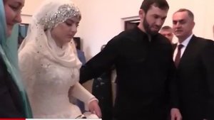 В Чечне 17-летняя девушка насильно стала второй женой 57-летнего главы РОВД. ВИДЕО