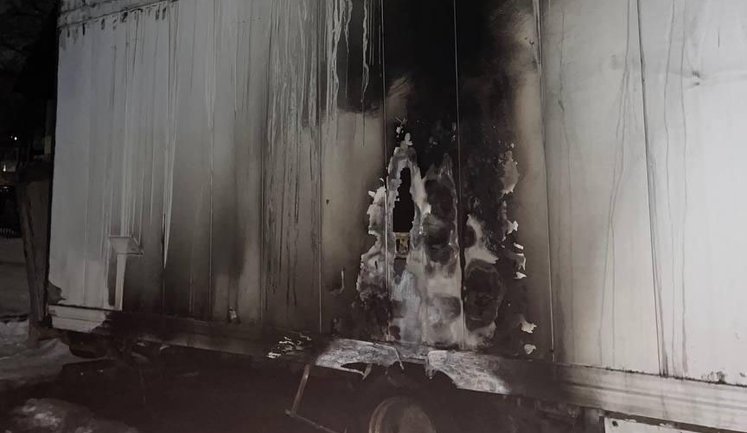 Киянин "заради розваги" підпалив легковик і вантажівку в Дарницькому районі: йому загрожує до 10 років ув’язнення. ФОТОрепортаж