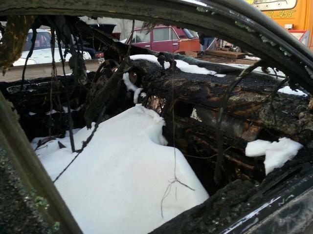 Неизвестные сожгли автомобиль одного из лидеров Автомайдана Хаджинова 05