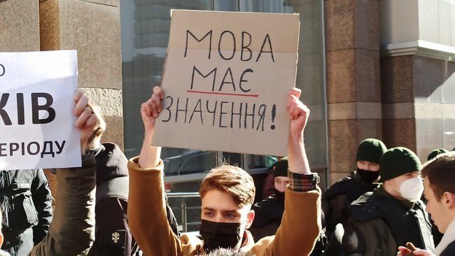 Полізеш до мови - отримаєш на горіхи: активісти пікетують ВР на знак протесту проти змін до закону про державну мову 10