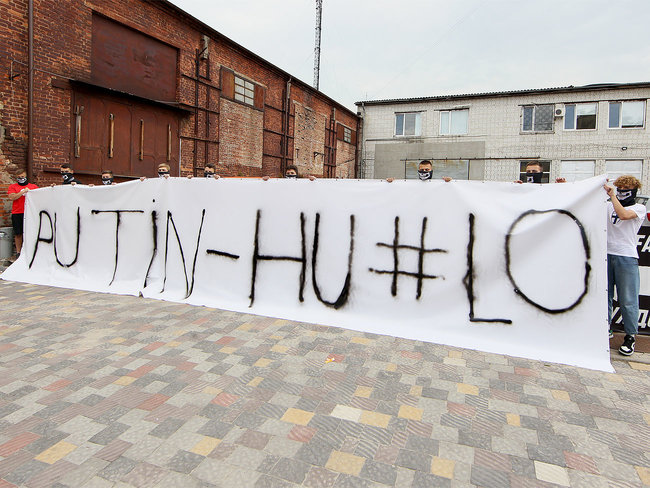 Нас там нет, - львівські фанати відхрестилися від банера Putin - Hu#lo 02