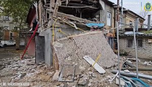 Росіяни обстріляли Херсон: є руйнування; також відомо, що загинула жінка від вчорашнього удару по місту. ВIДЕО