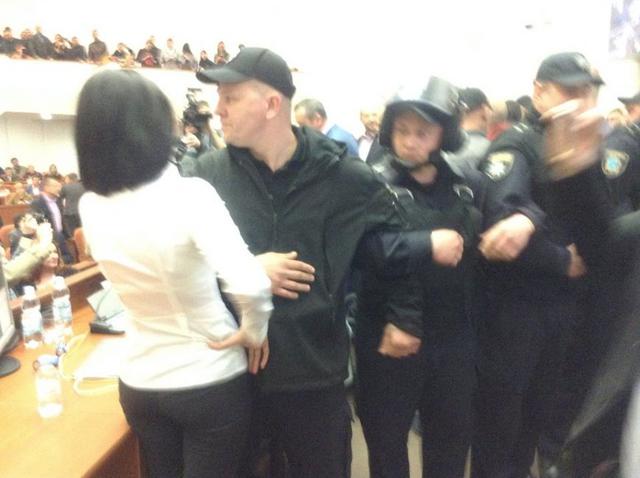 В мэрию Днепра прорывались неизвестные, ряд депутатов пытаются сорвать сессию, - СМИ 05
