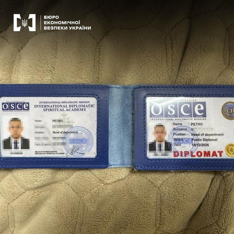 БЕБ затримало зловмисників, які продавали підробні документи