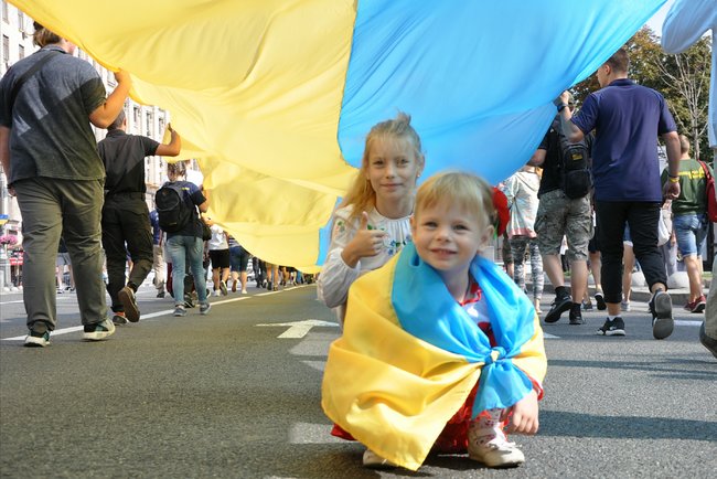 Найбільший прапор України пронесли центром Києва 13