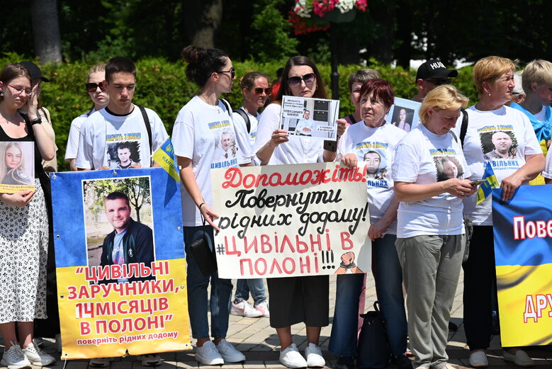 На акції в Києві вимагали визволити цивільних заручників Росії 04