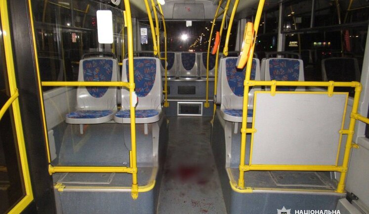 У Києві чоловік порізав бритвою обличчя 17-річного юнака в автобусі, бо той голосно слухав музику: нападника затримали. ФОТОрепортаж