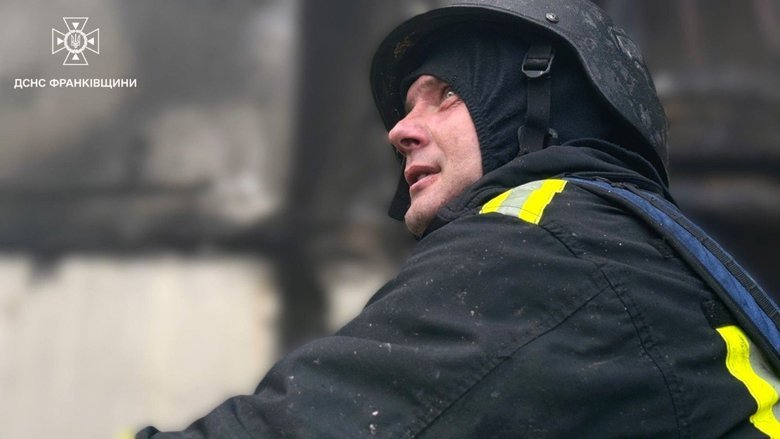 Масштабна пожежа на Івано-Франківщині після атаки РФ: ДСНС повідомила деталі