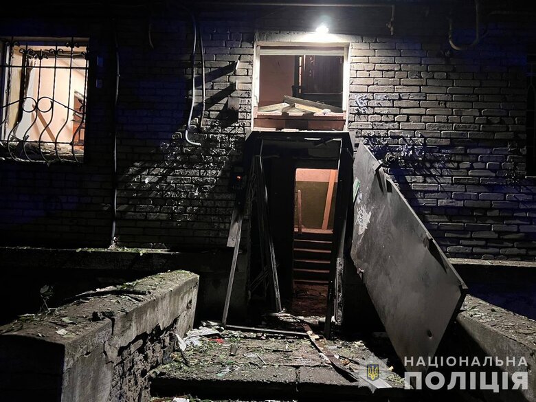 Під'їзд будинку в Запоріжжі, пошкоджений через обстріл