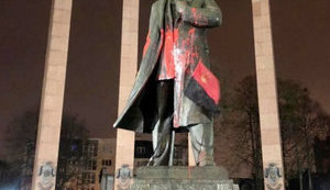 Осквернення пам'ятника Бандері у Львові: поліція затримала двох підозрюваних